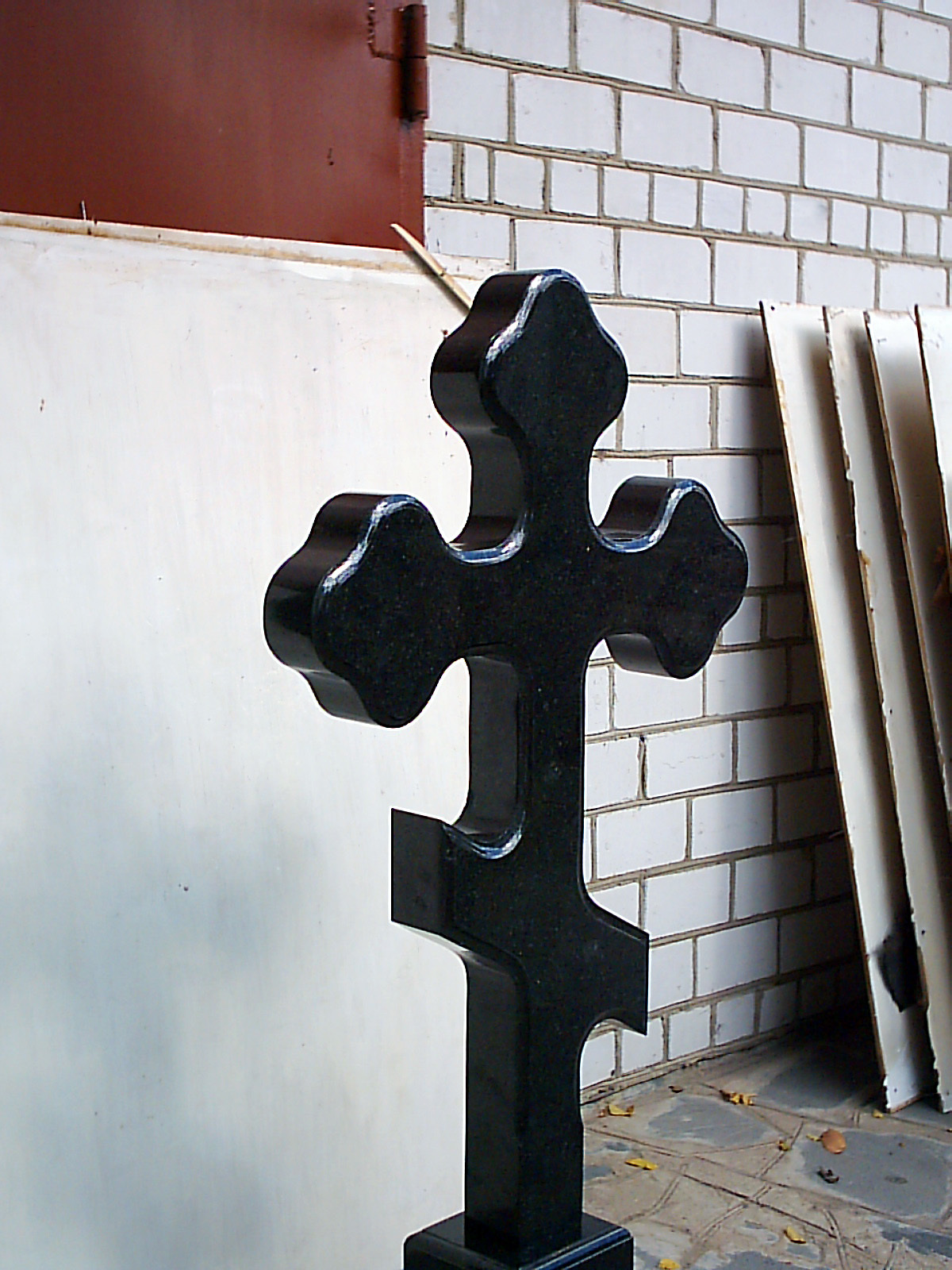 Могильный крест из гранита
