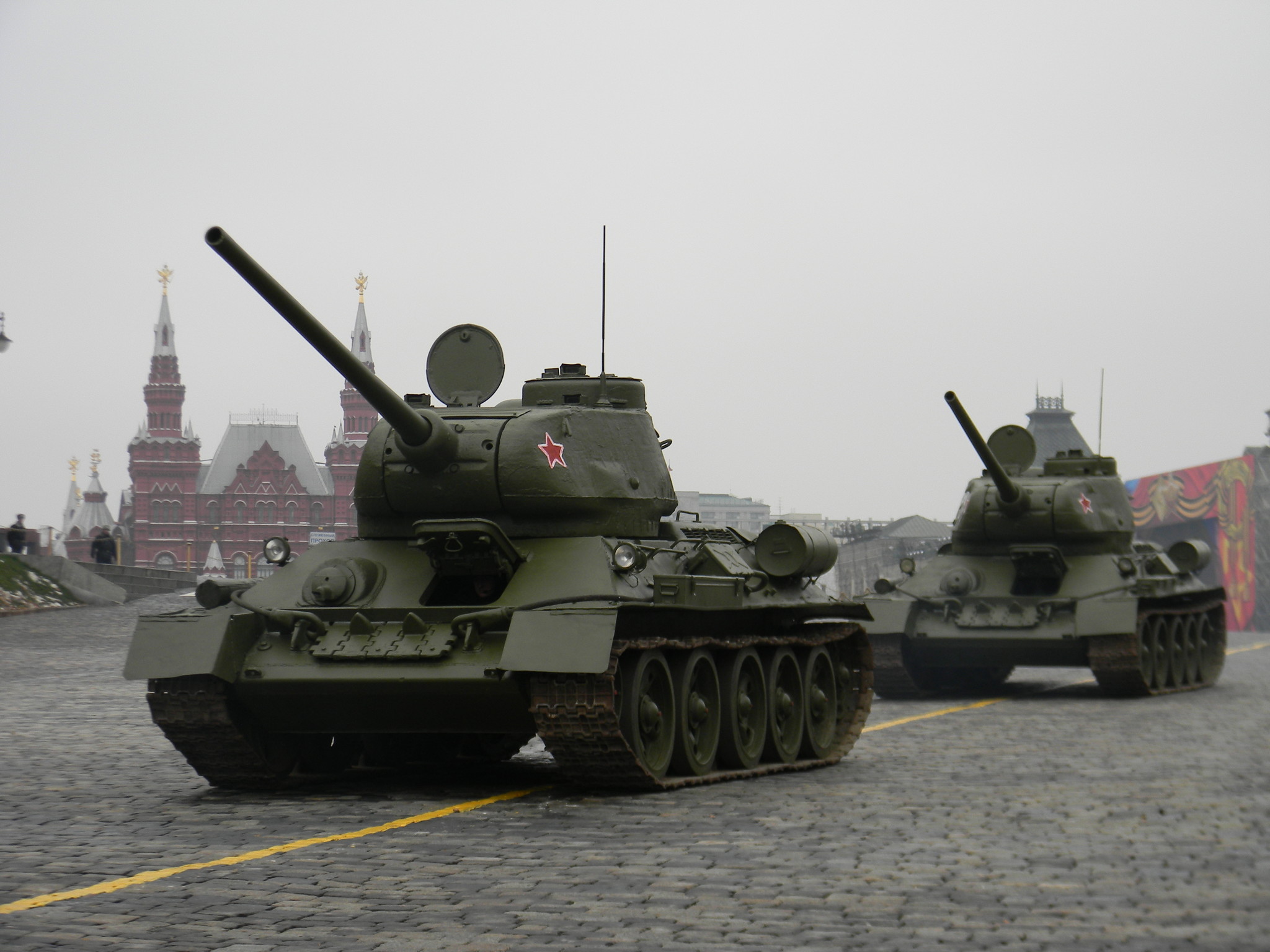 Танки Т-34-85 на Красной площади