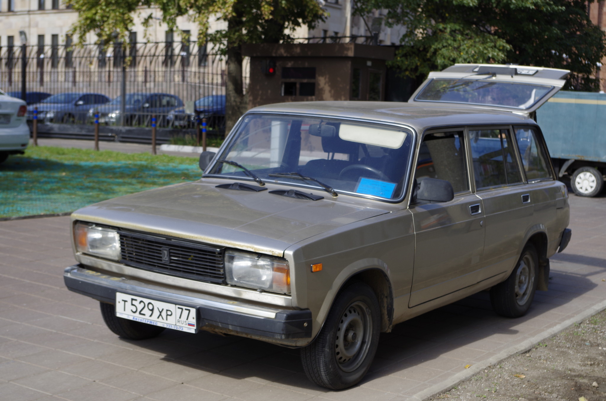 Автомобиль ВАЗ на Олимпийском проспекте