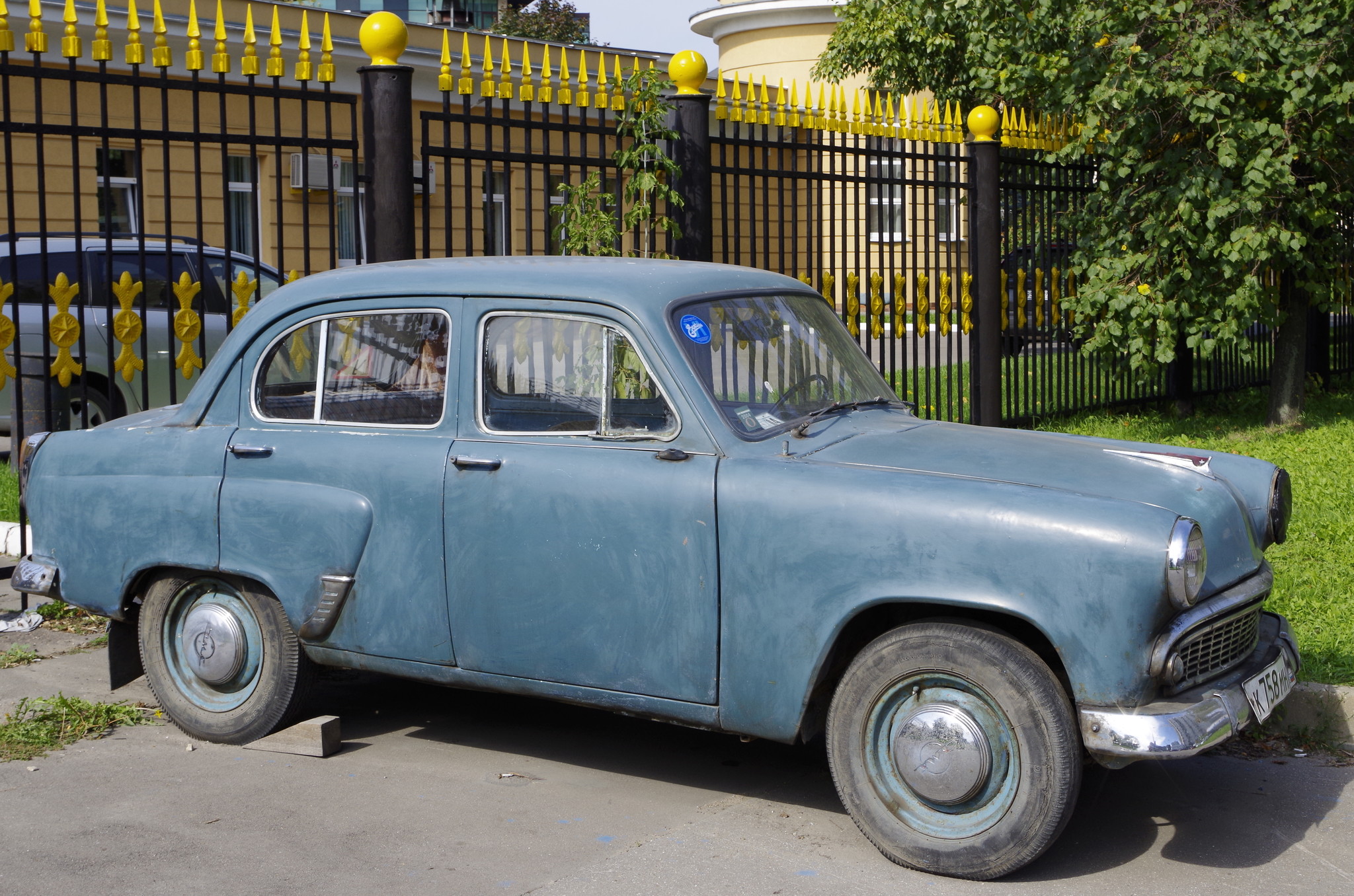 Автомобиль «Москвич» на Олимпийском проспекте