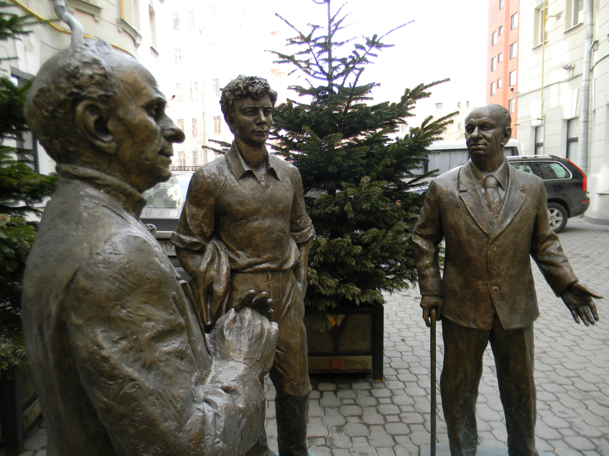 В 2007 году во дворе театра была установлена скульптурная композиция «Драматурги Вампилов, Розов, Володин»
