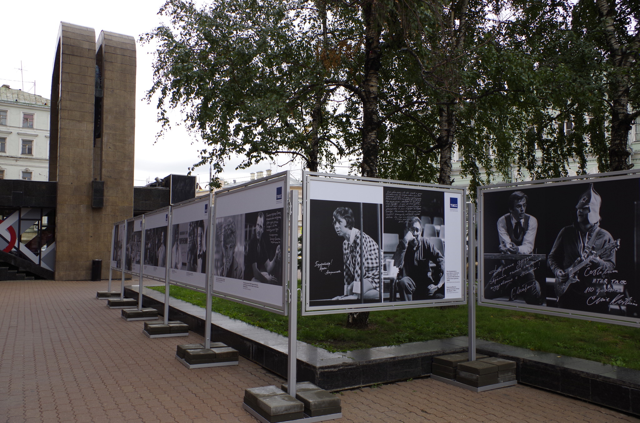 Фотовыставка «Аплодисменты. ТАСС, с юбилеем!» на Тверском бульваре
