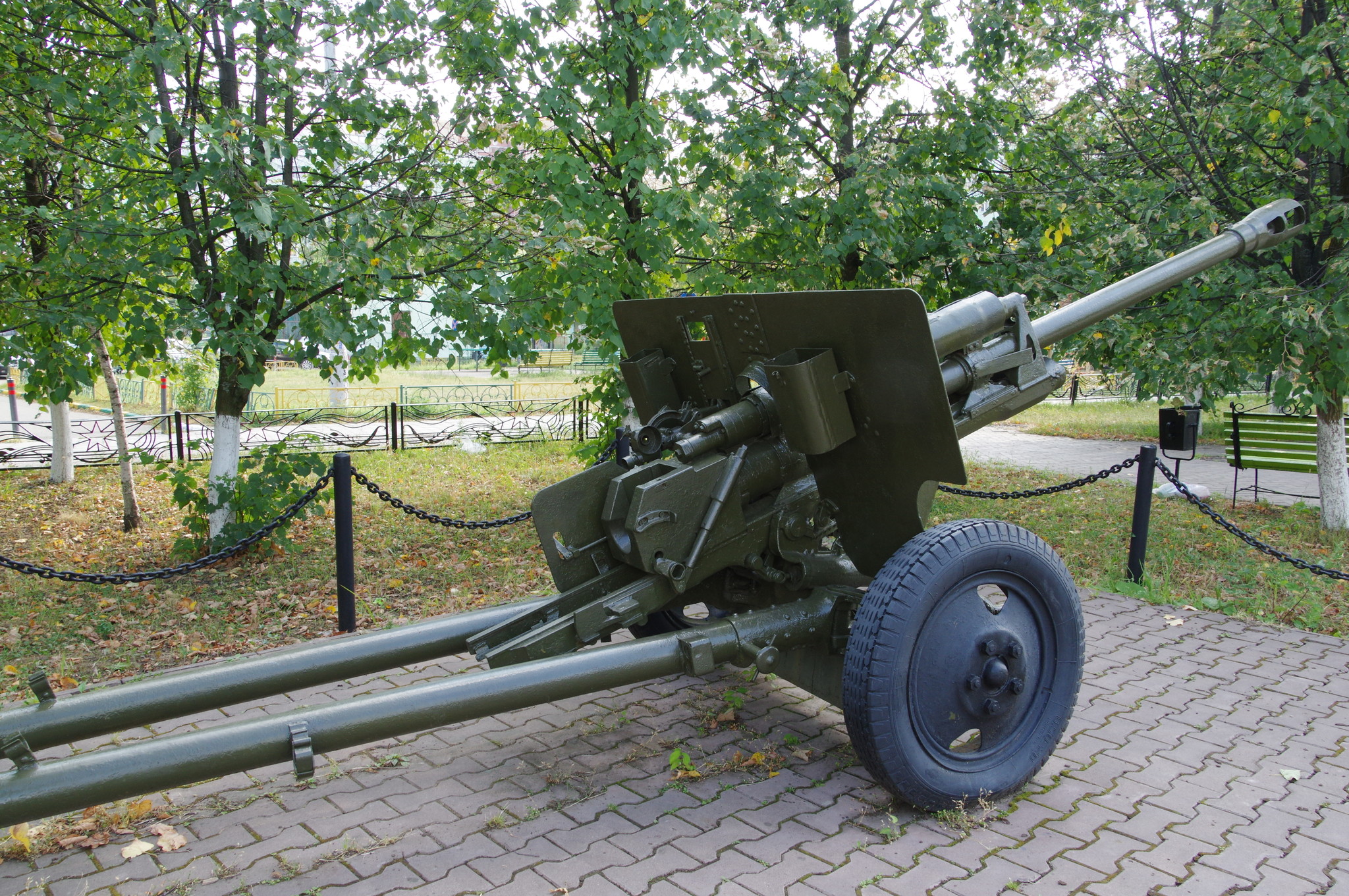76-мм дивизионная пушка образца 1942 года (ЗИС-3). Московская область, город Краснознаменск. «Аллея Славы»
