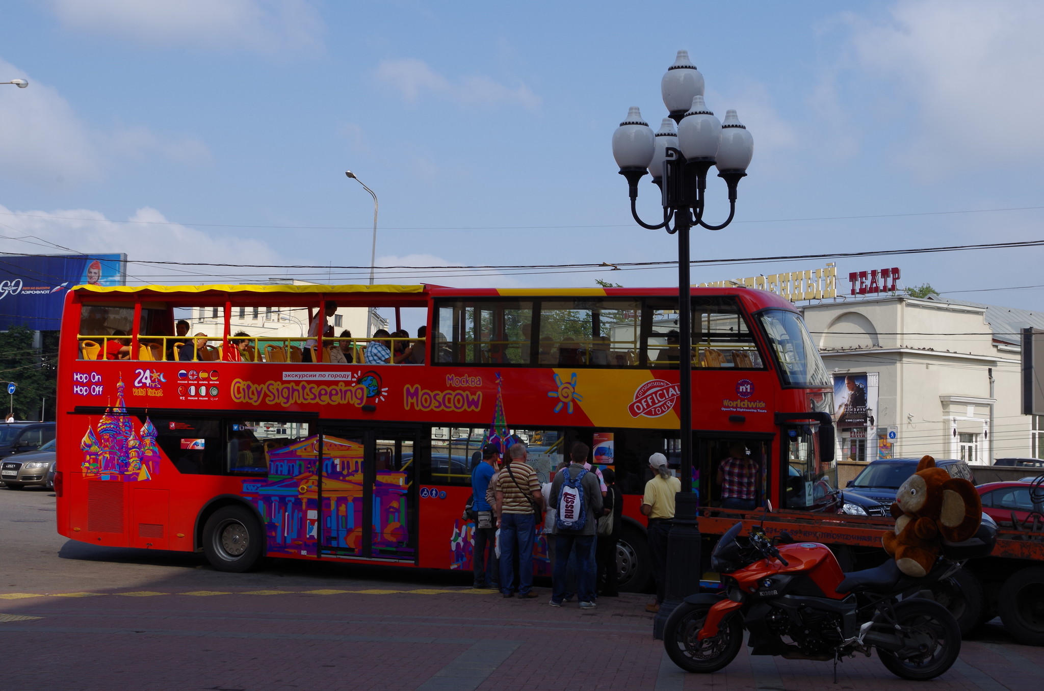 Красный двухэтажный автобус на Арбате
