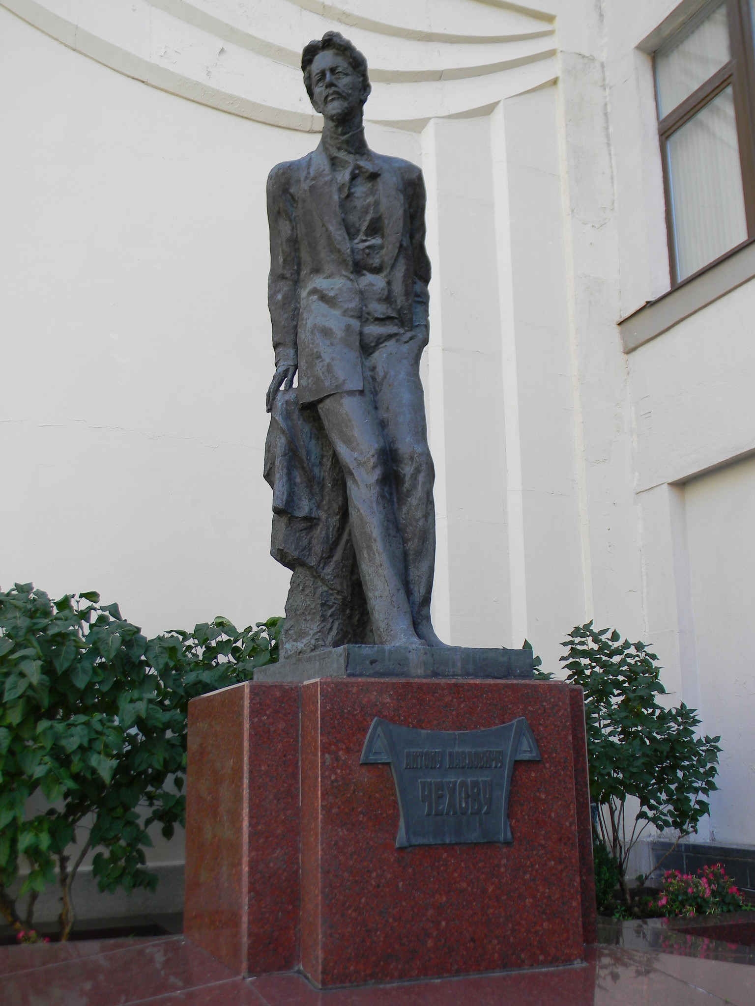 Памятник А.П. Чехову в Камергерском переулке