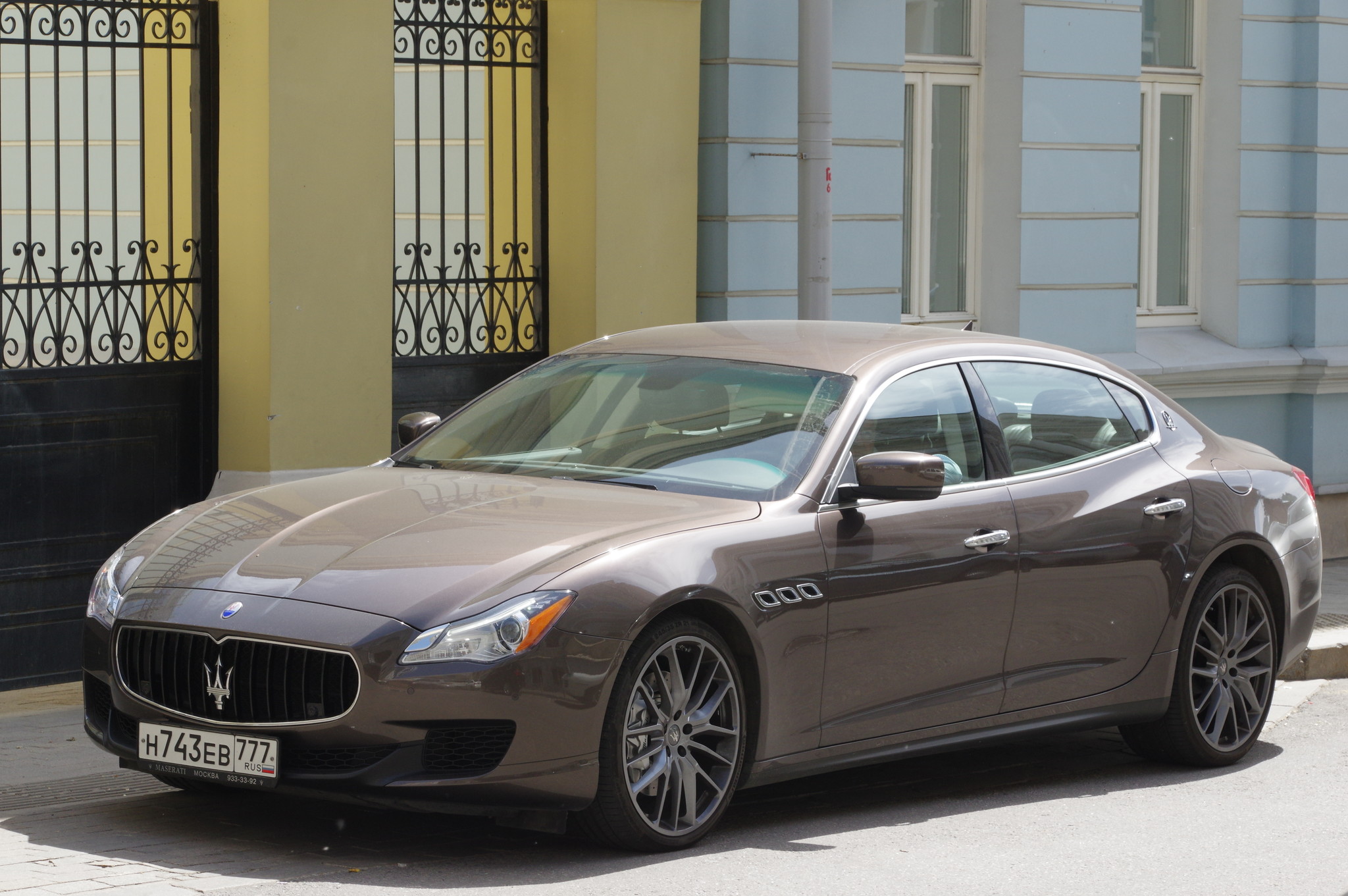 Автомобиль Maserati в Малом Знаменском переулке