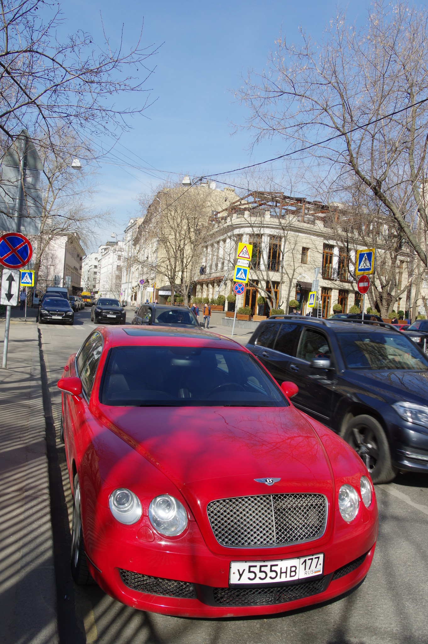 Автомобиль Bentley на Малой Бронной улице