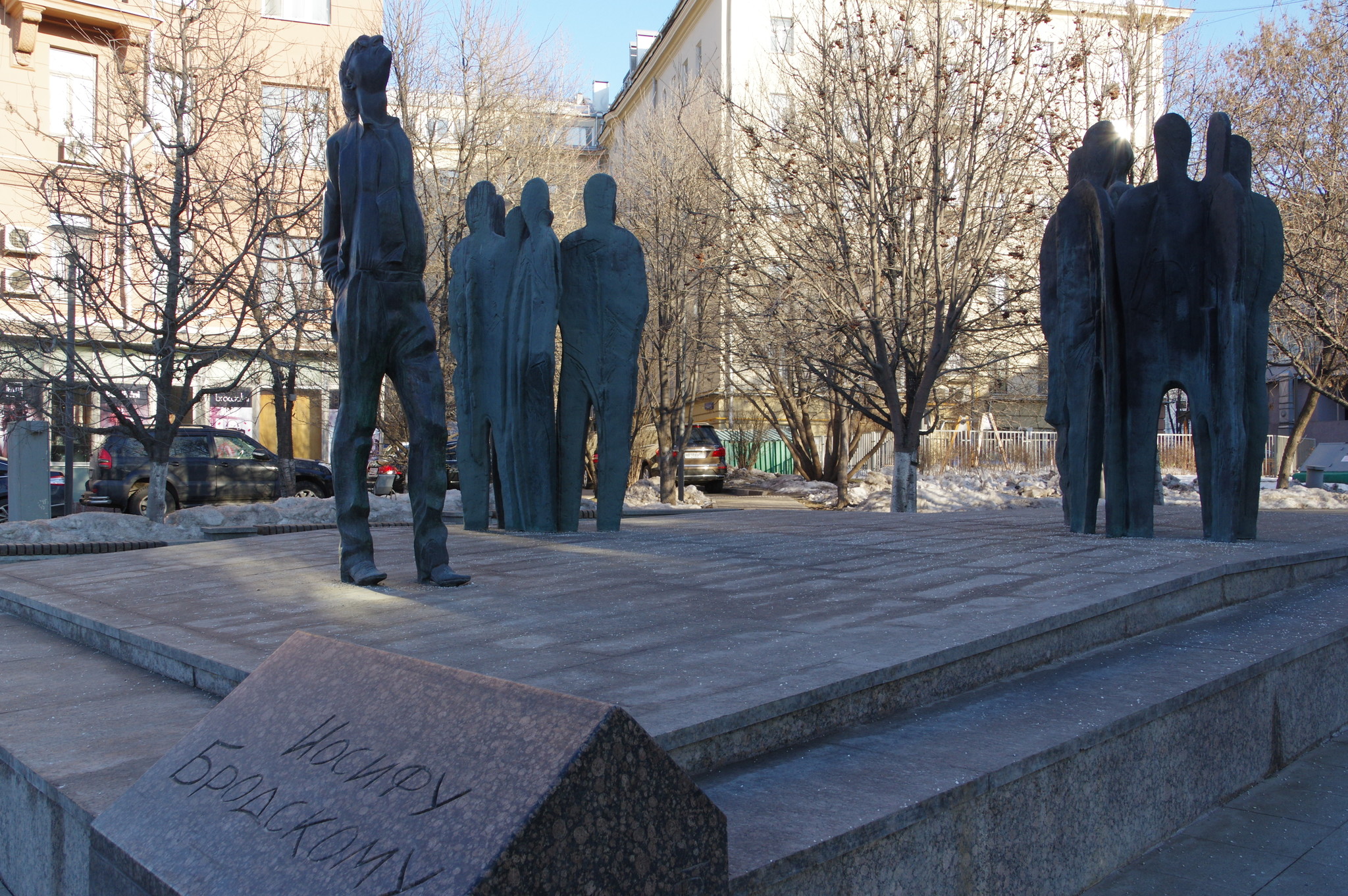 Памятник Иосифу Бродскому в скверике на Новинском бульваре