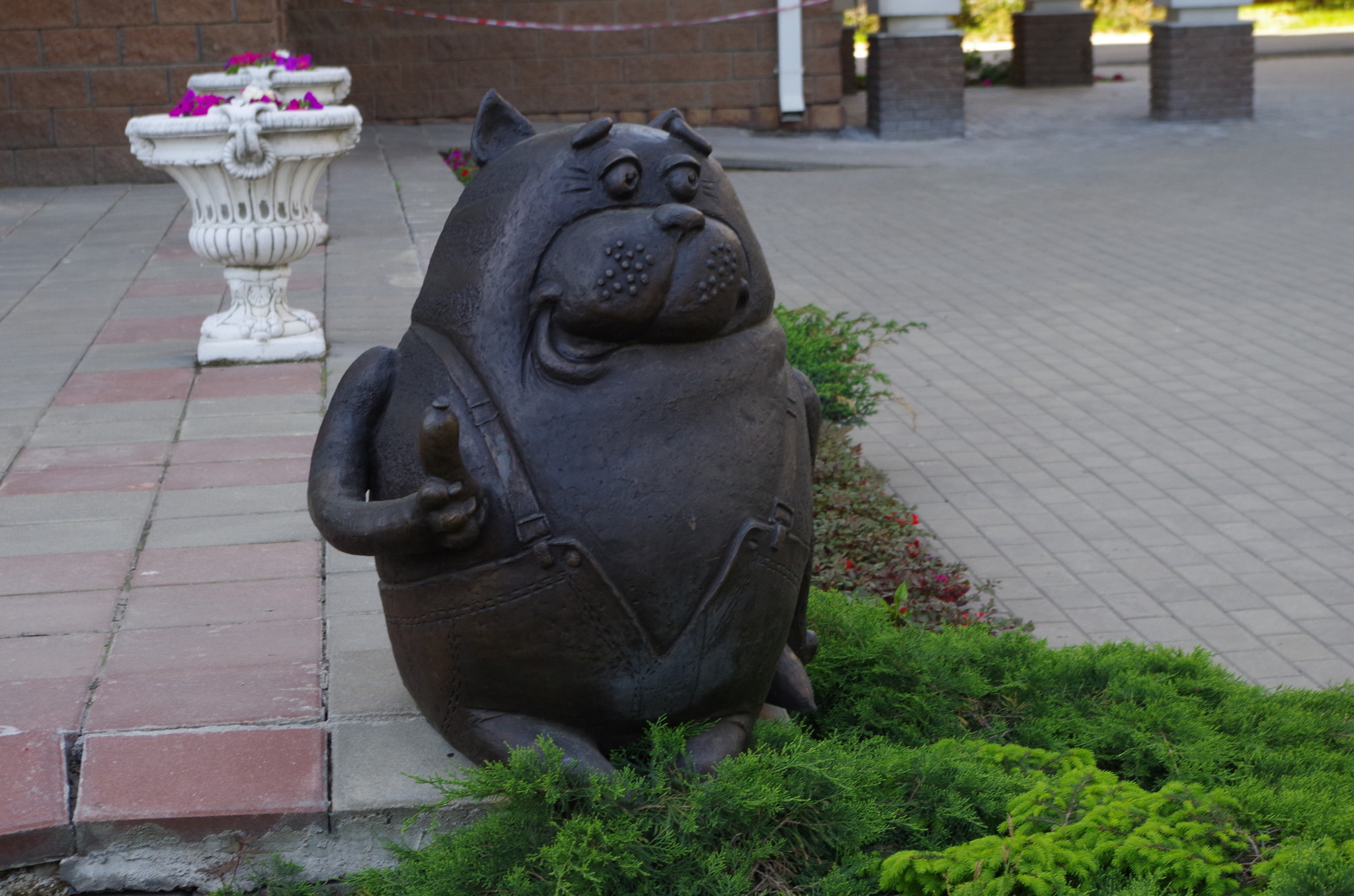 Кот с сарделькой (улица Талалихина, дом 8)