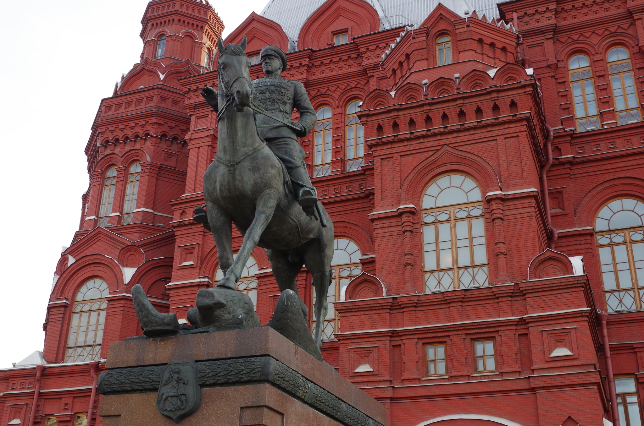 Памятник Жукову в Москве на красной площади