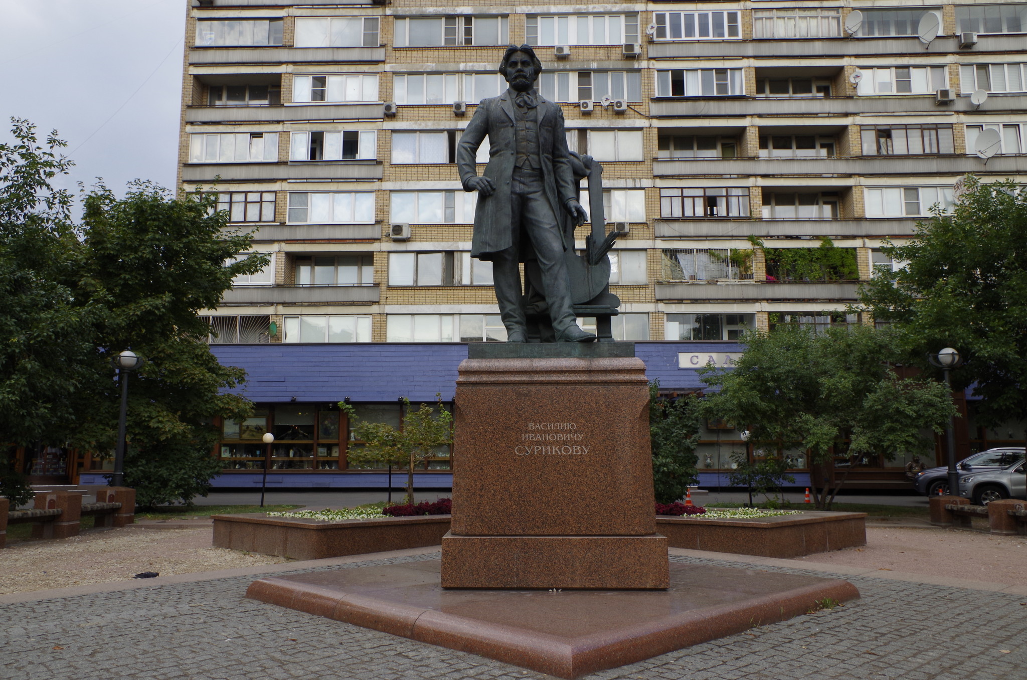 Памятник В.И. Сурикову (скульптор - М.В. Переяславец, архитектор А.П. Семёнов) открыт в 2003 году