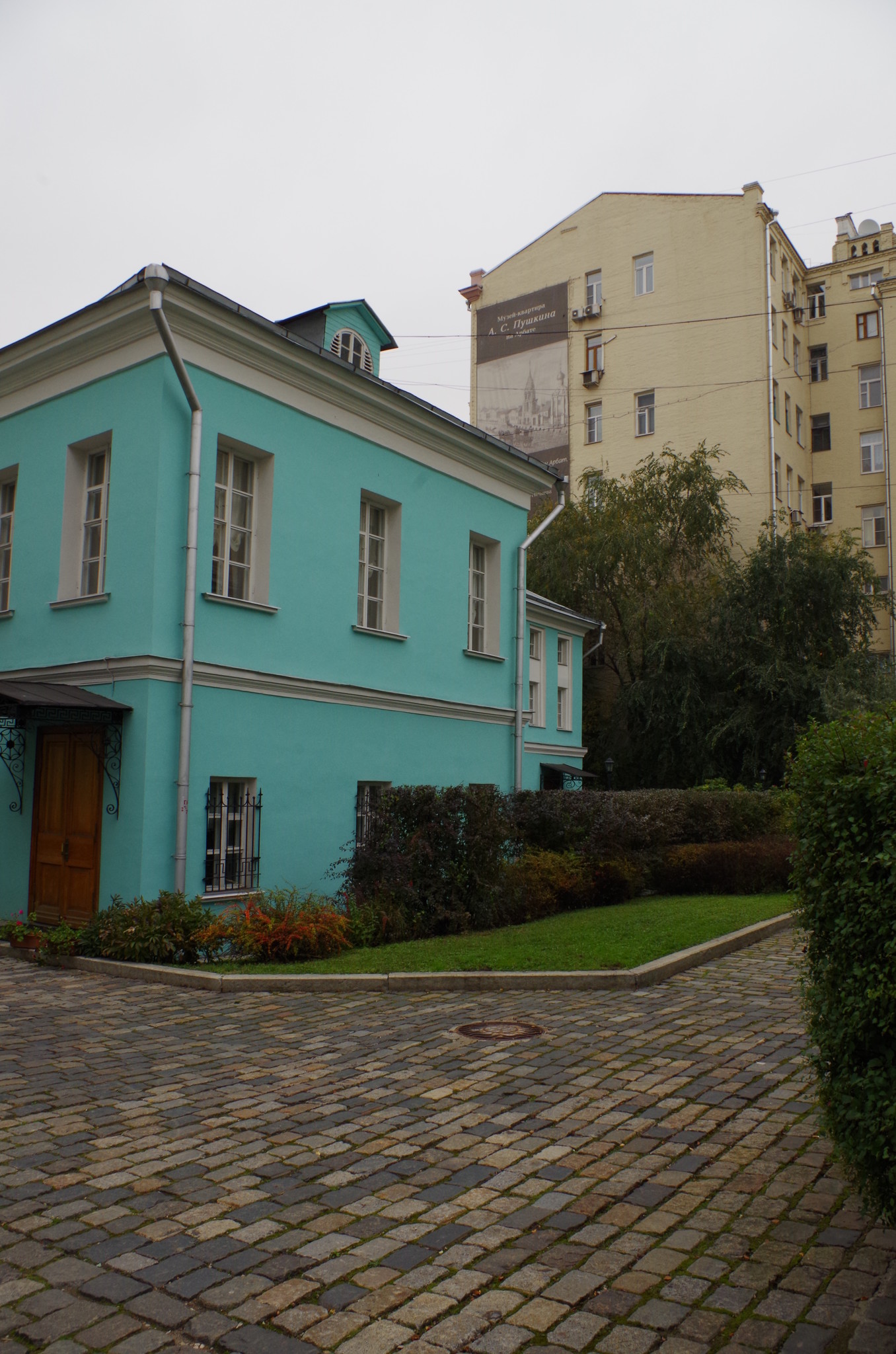 В доме № 53 по улице Арбат располагается музей «Мемориальная квартира А.С. Пушкина»