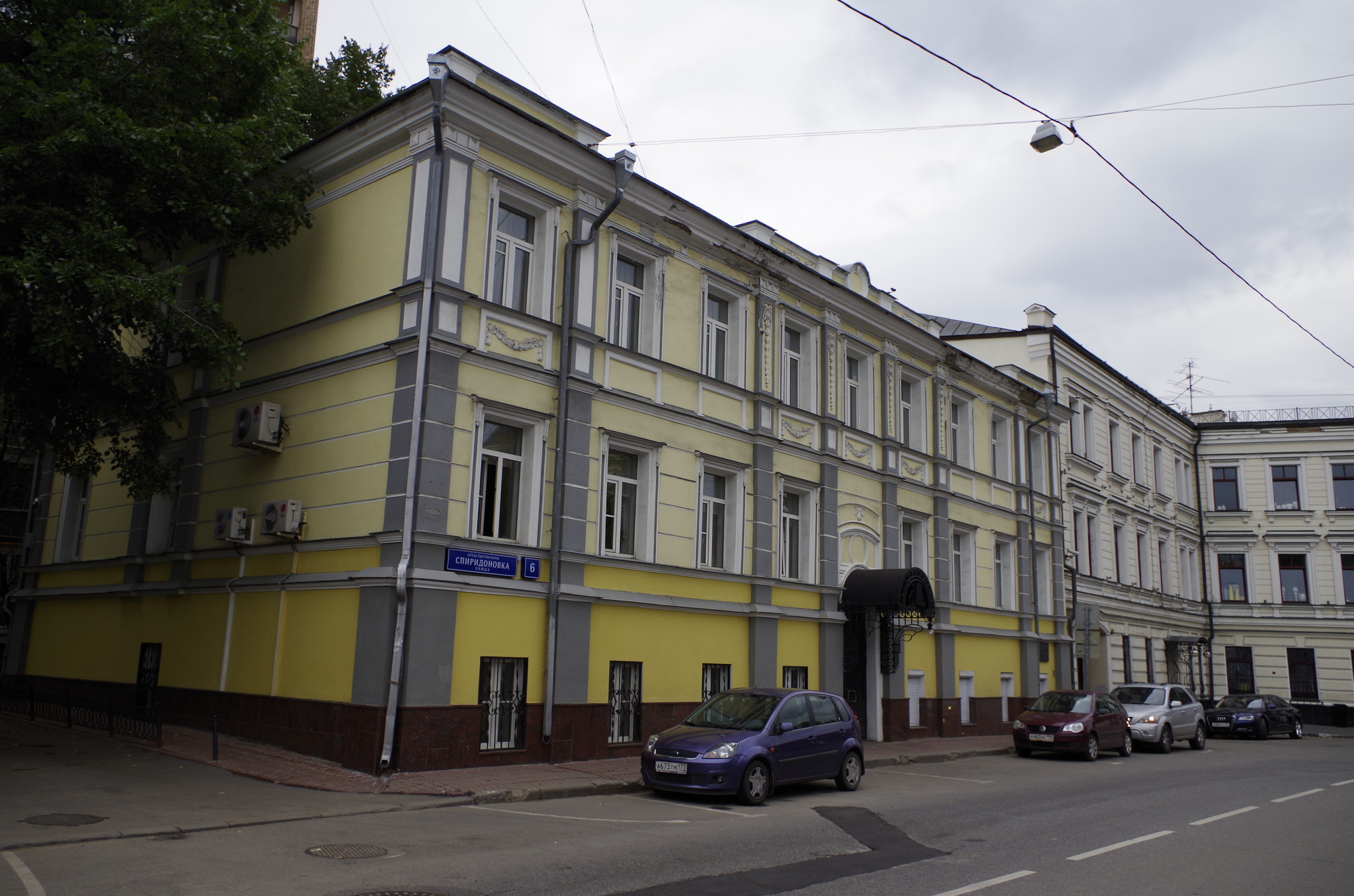 В этом доме зимой 1903-1904 годов жил поэт А.А. Блок (улица Спиридоновка, дом 6)