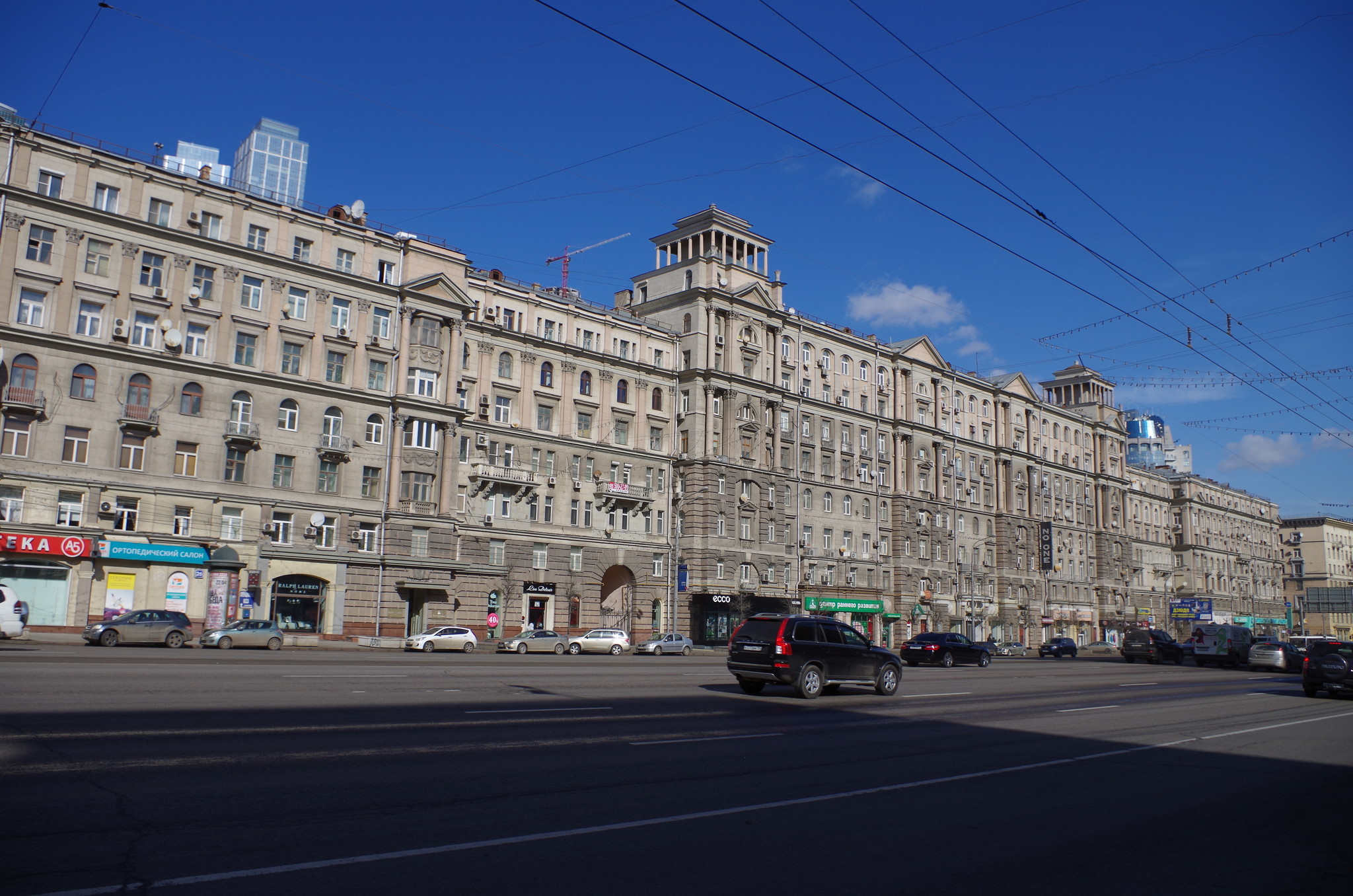 Дом в котором он жили Л.И. Брежнев и Ю.В. Андропов