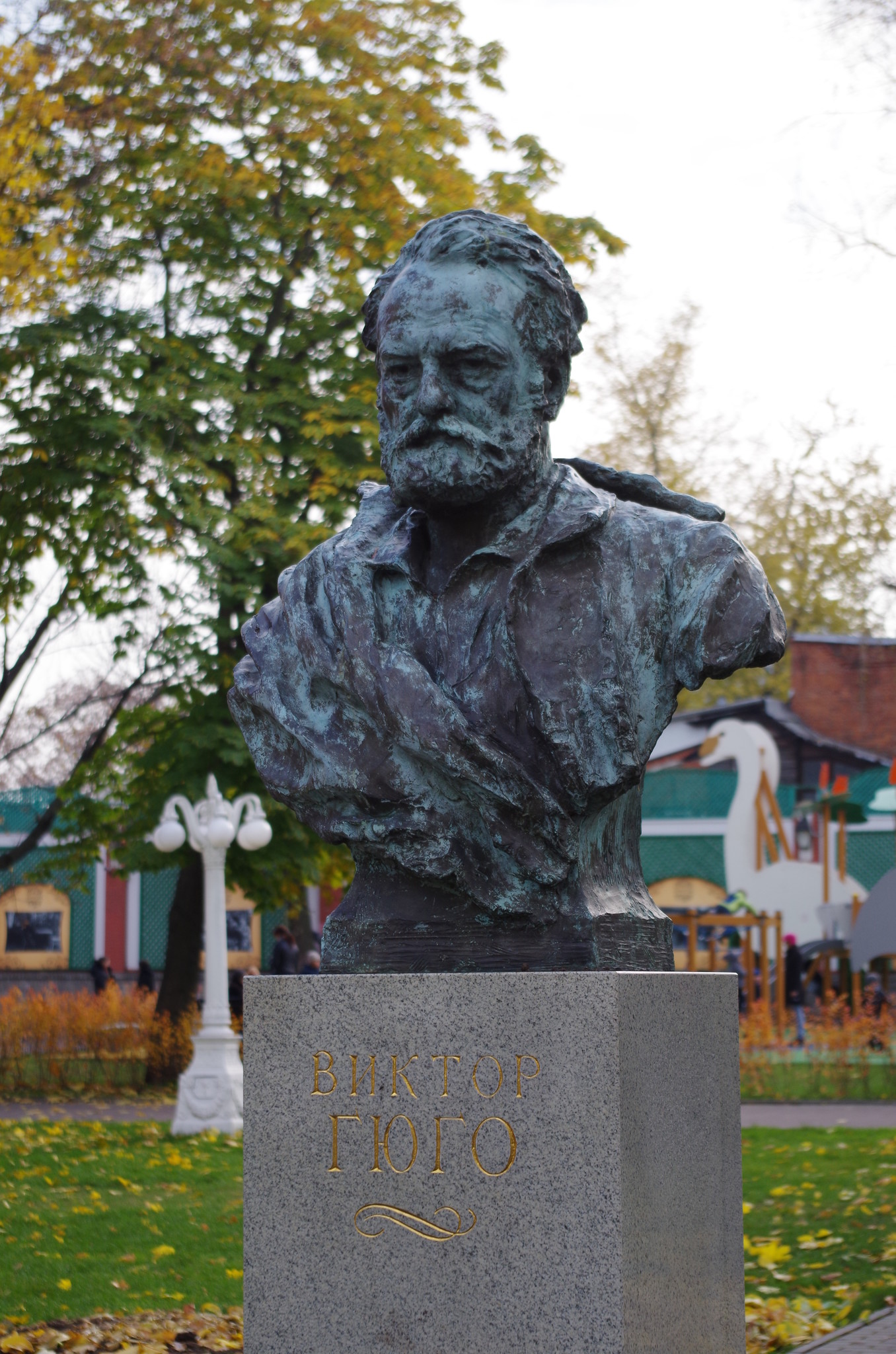 Памятник-бюст Виктору Гюго в саду