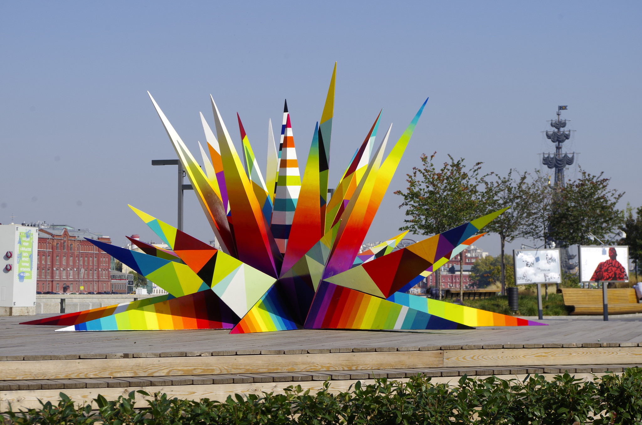 Объект public art испанского художника Okuda на территории парка искусств МУЗЕОН