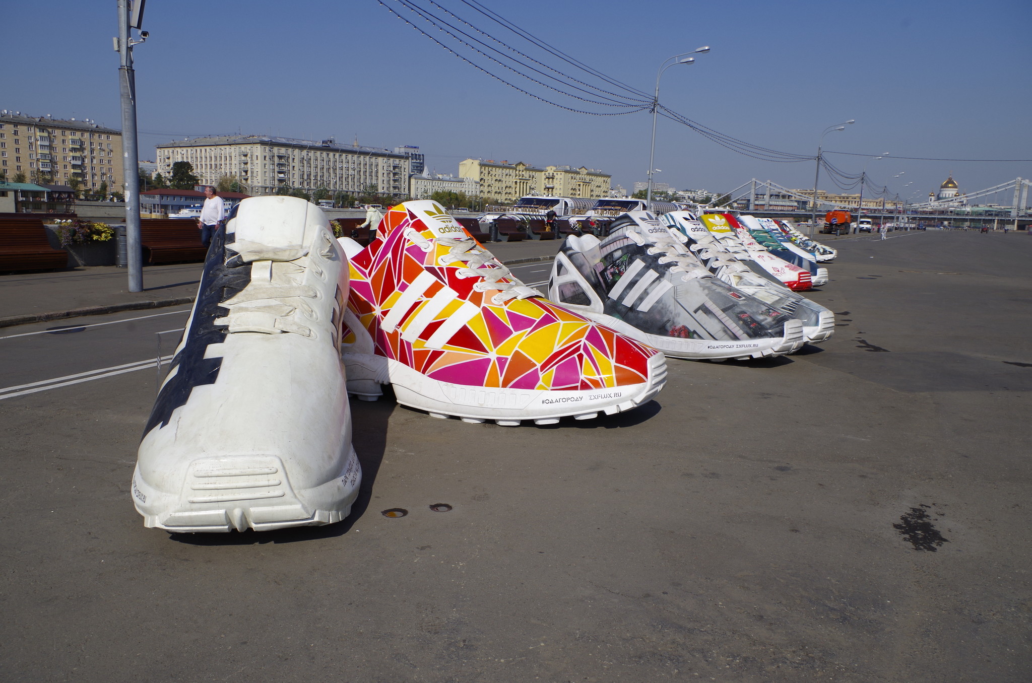 Прототипом уникальных инсталляций стала модель кроссовок adidas Originals ZX Flux из легендарной серии ZX