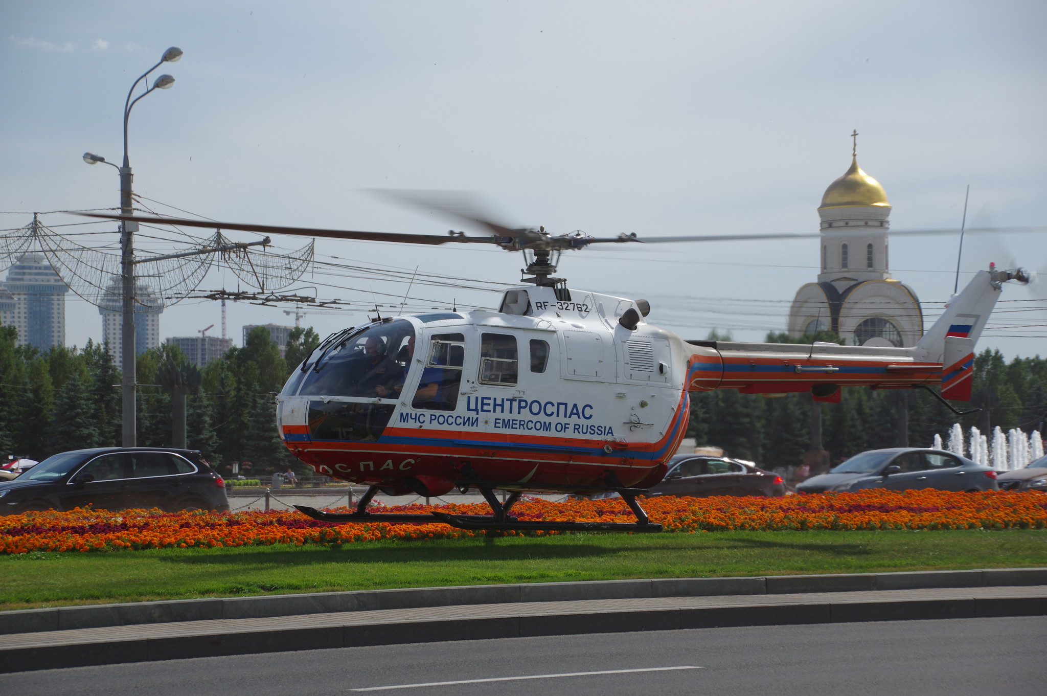 Вертолёт Bo.105 RF 32762 «Цетроспаса» МЧС России на Кутузовском проспекте