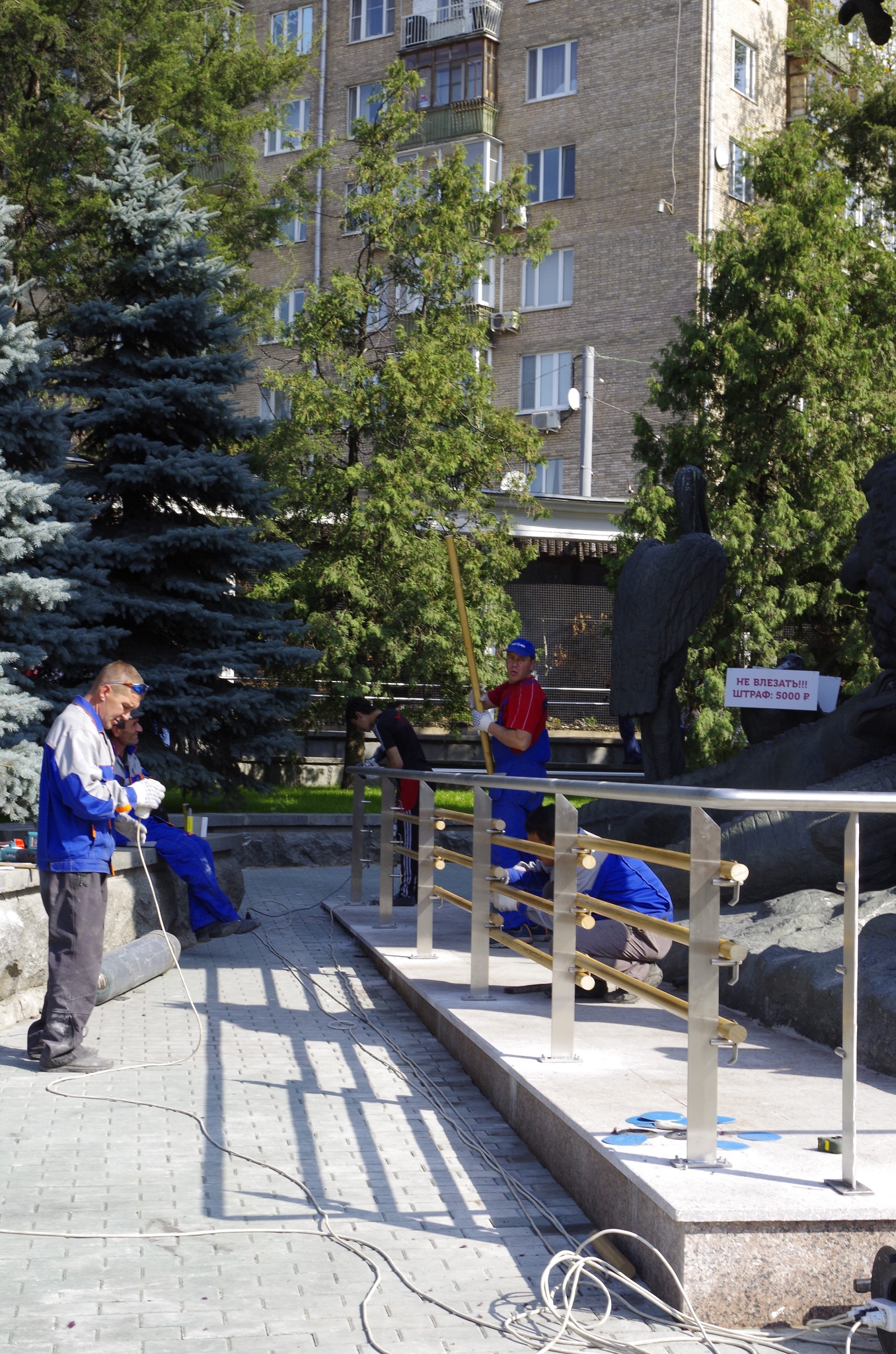 У скульптуры «Дерево сказок» в Московском зоопарке