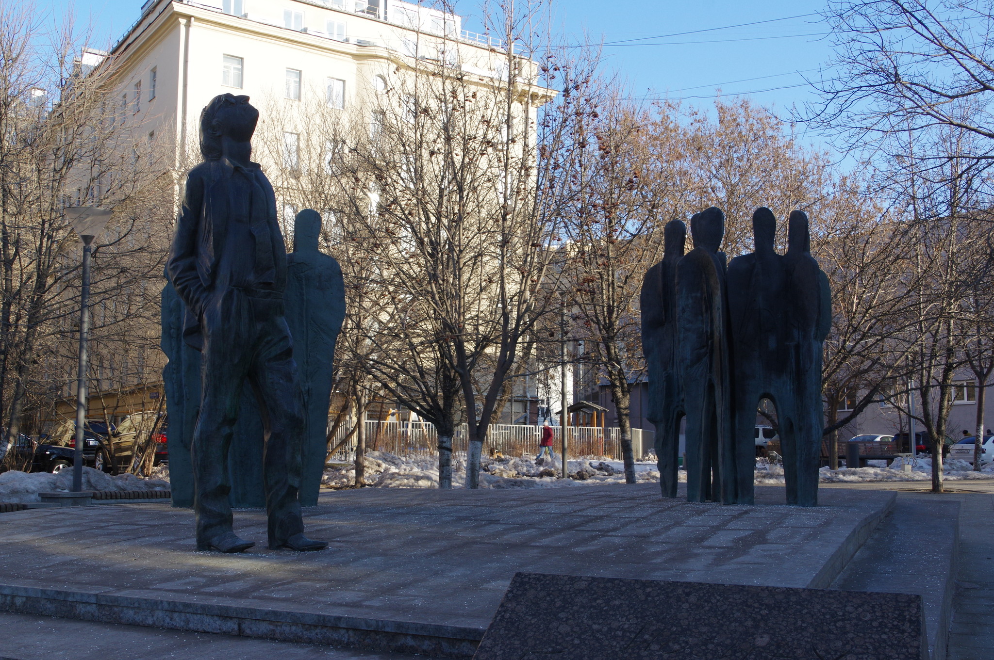 Памятник Иосифу Бродскому в скверике на Новинском бульваре