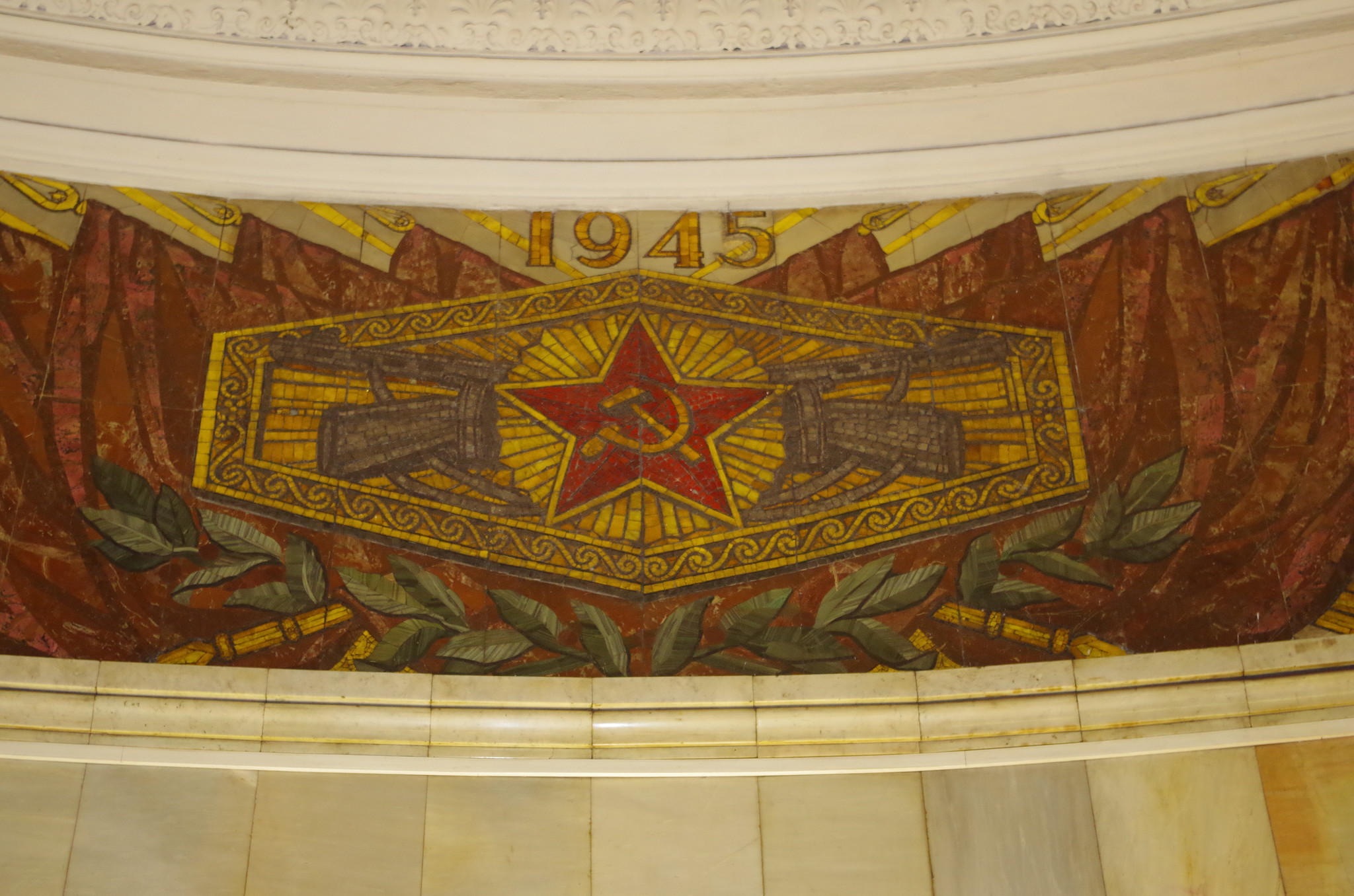 Пистолет-пулемёт Шпагина образца 1941 года (ППШ) над эскалаторным тоннелем станции «Смоленская» Арбатско-Покровской линии