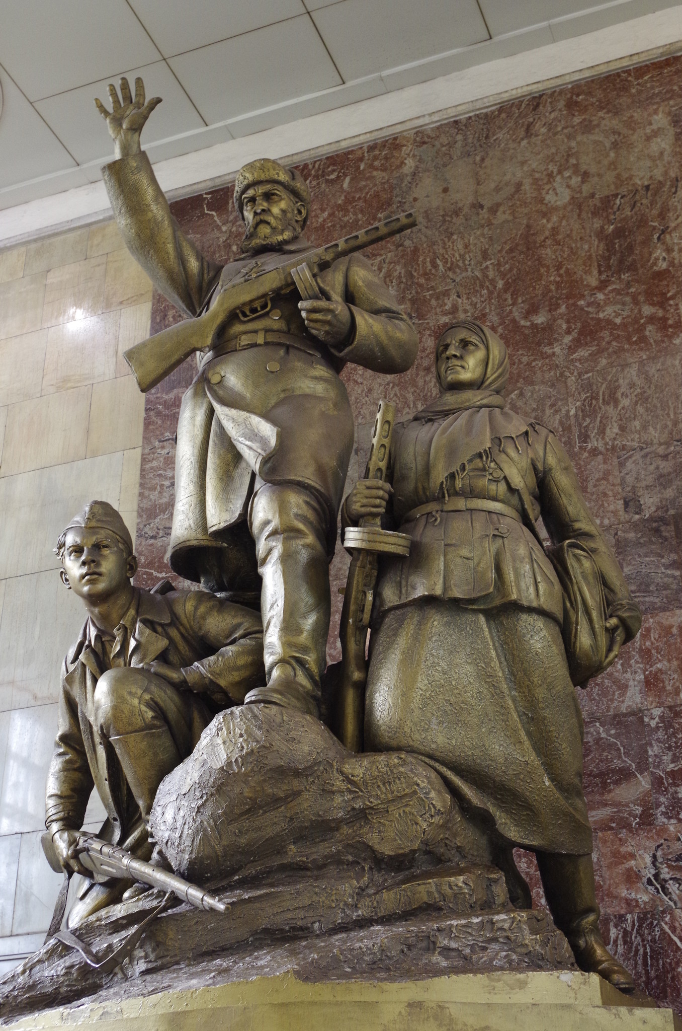 Скульптурная группа «Партизаны» (скульптор М.Г. Манизер). Станция метро «Партизанская»