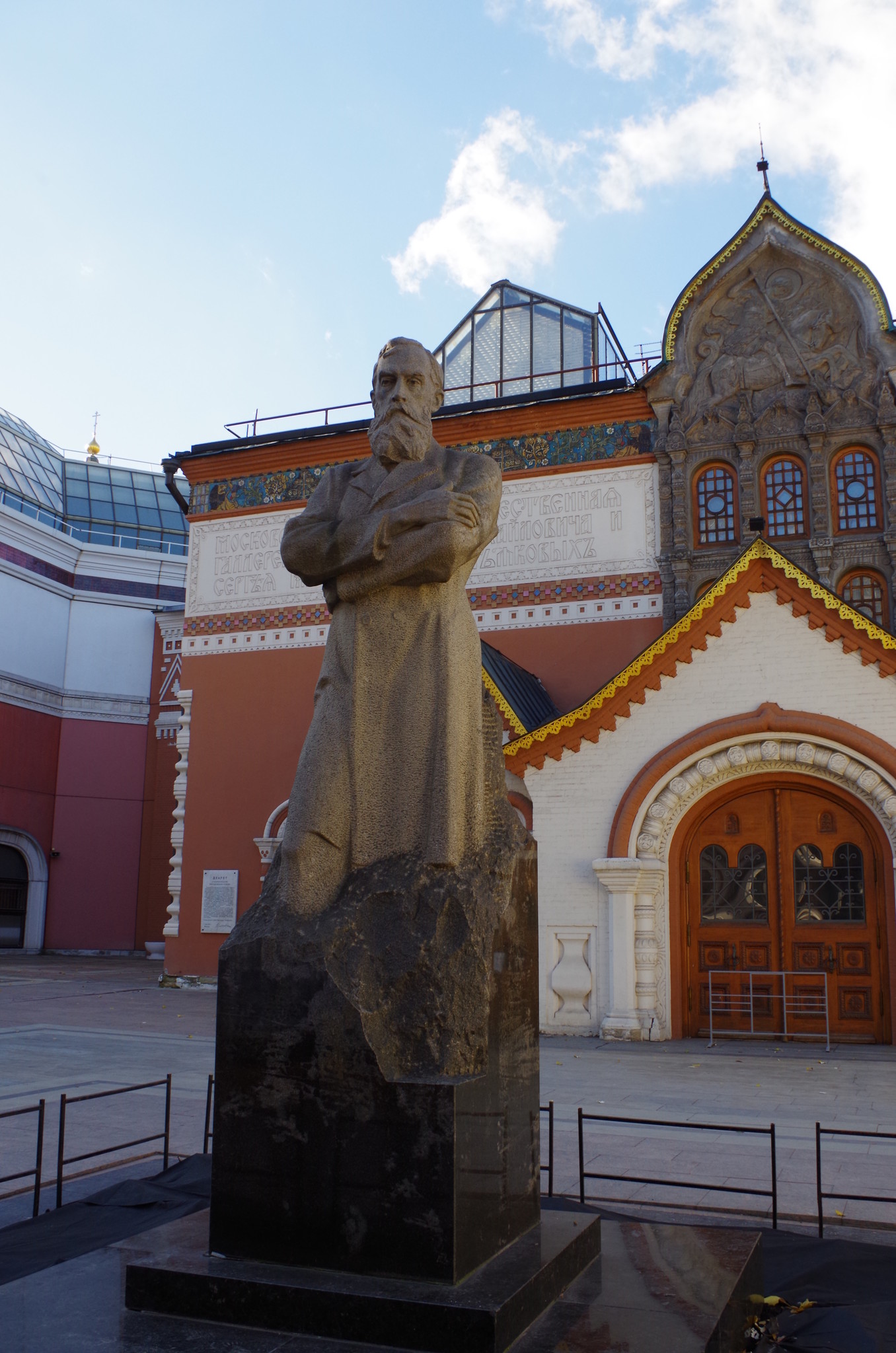 Памятник П.М. Третьякову перед зданием Третьяковской галереи