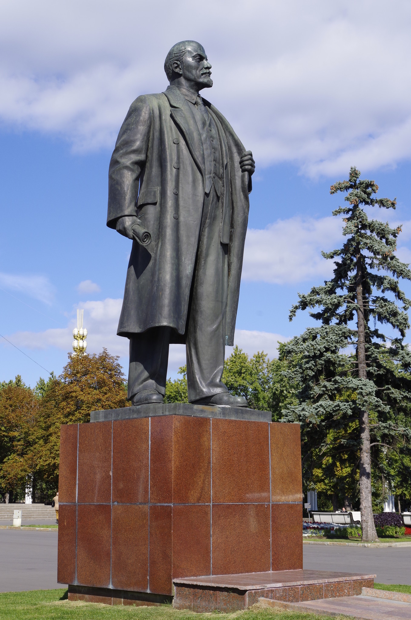 Скульптура «В.И. Ленин» перед главным павильоном ВДНХ