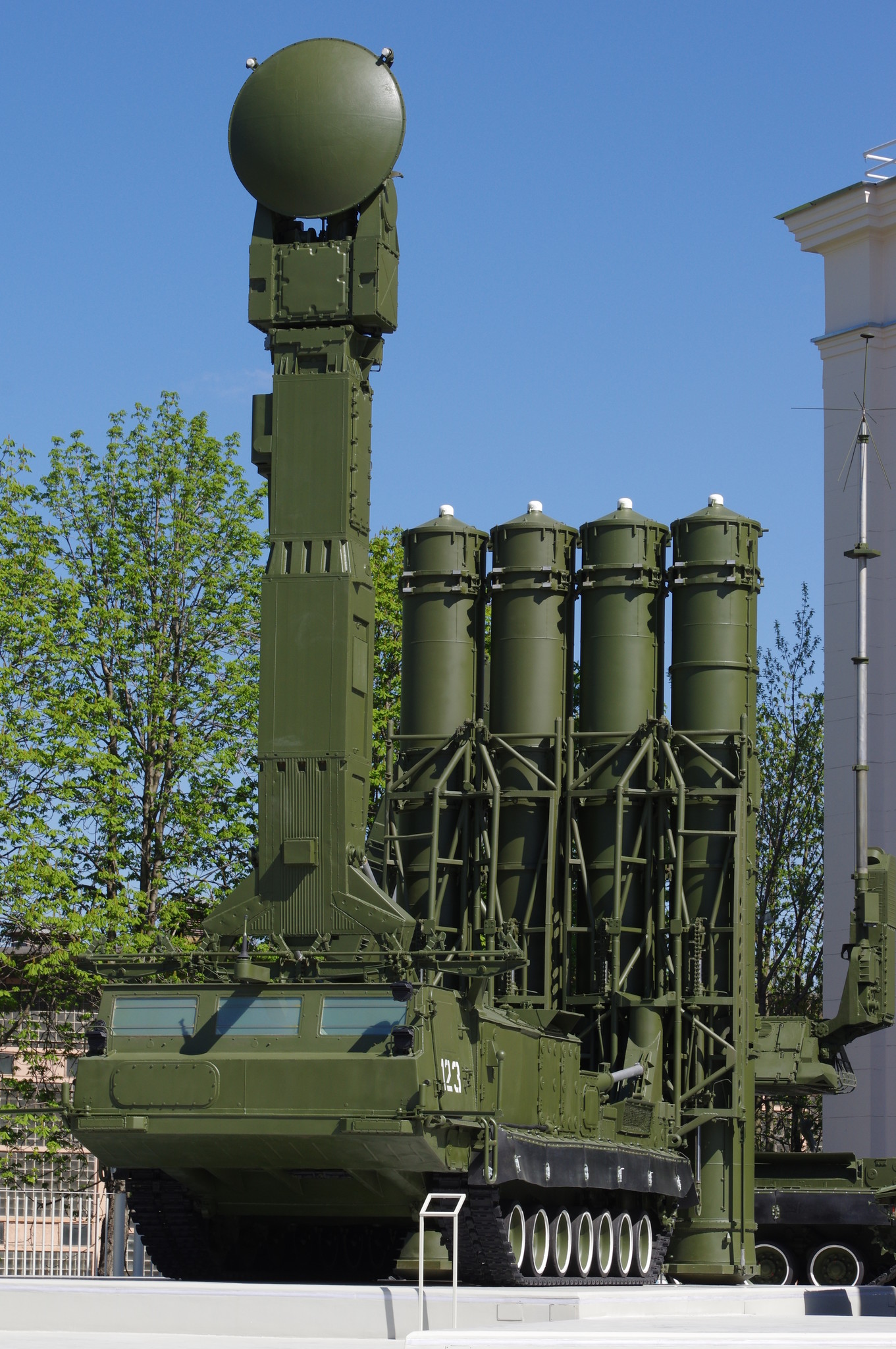 Зенитная ракетная система С-300В на открытой площадке обновляемой выставки вооружения и военной техники на ВДНХ