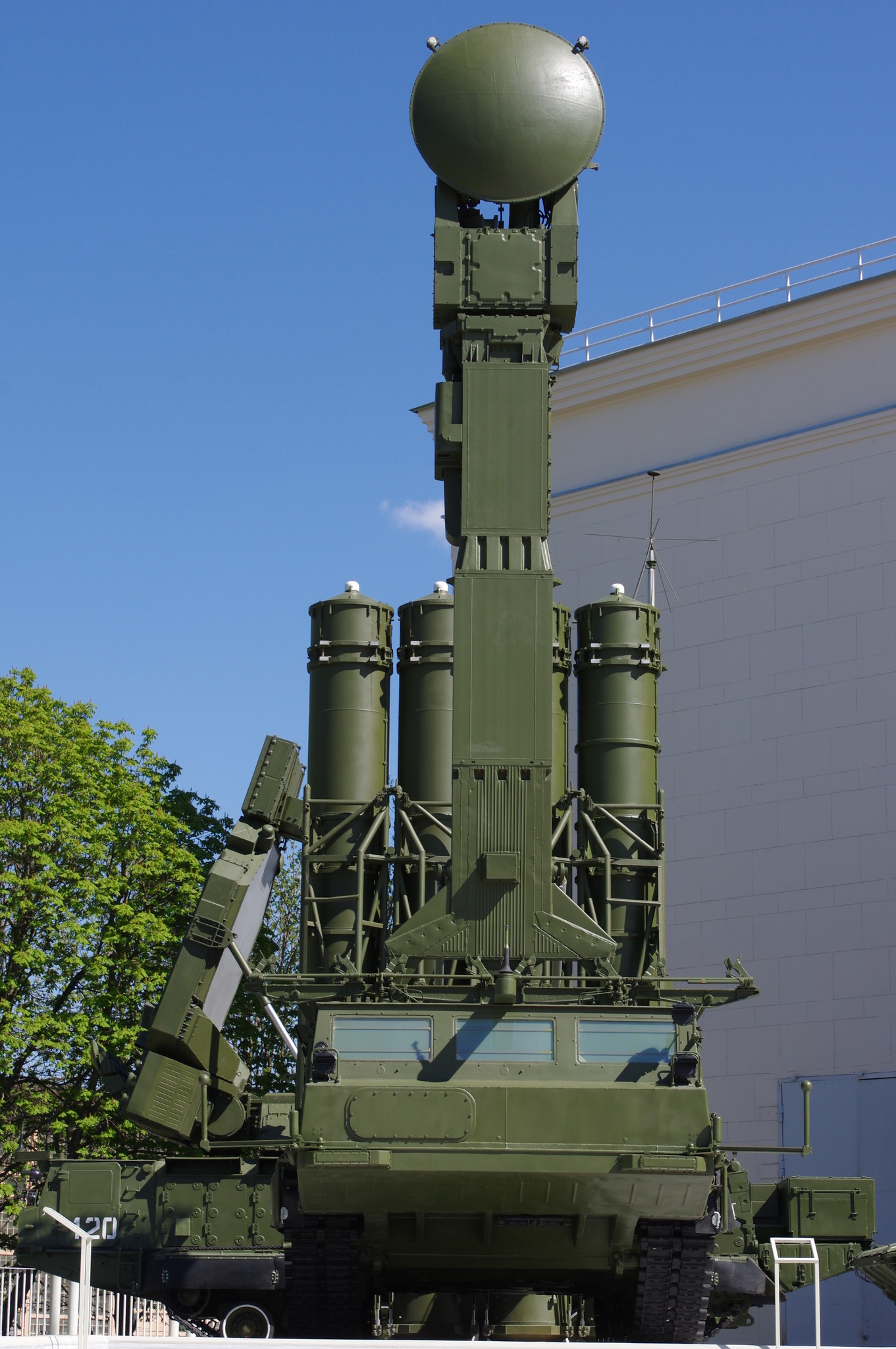 Зенитная ракетная система С-300В на открытой площадке обновляемой выставки вооружения и военной техники на ВДНХ