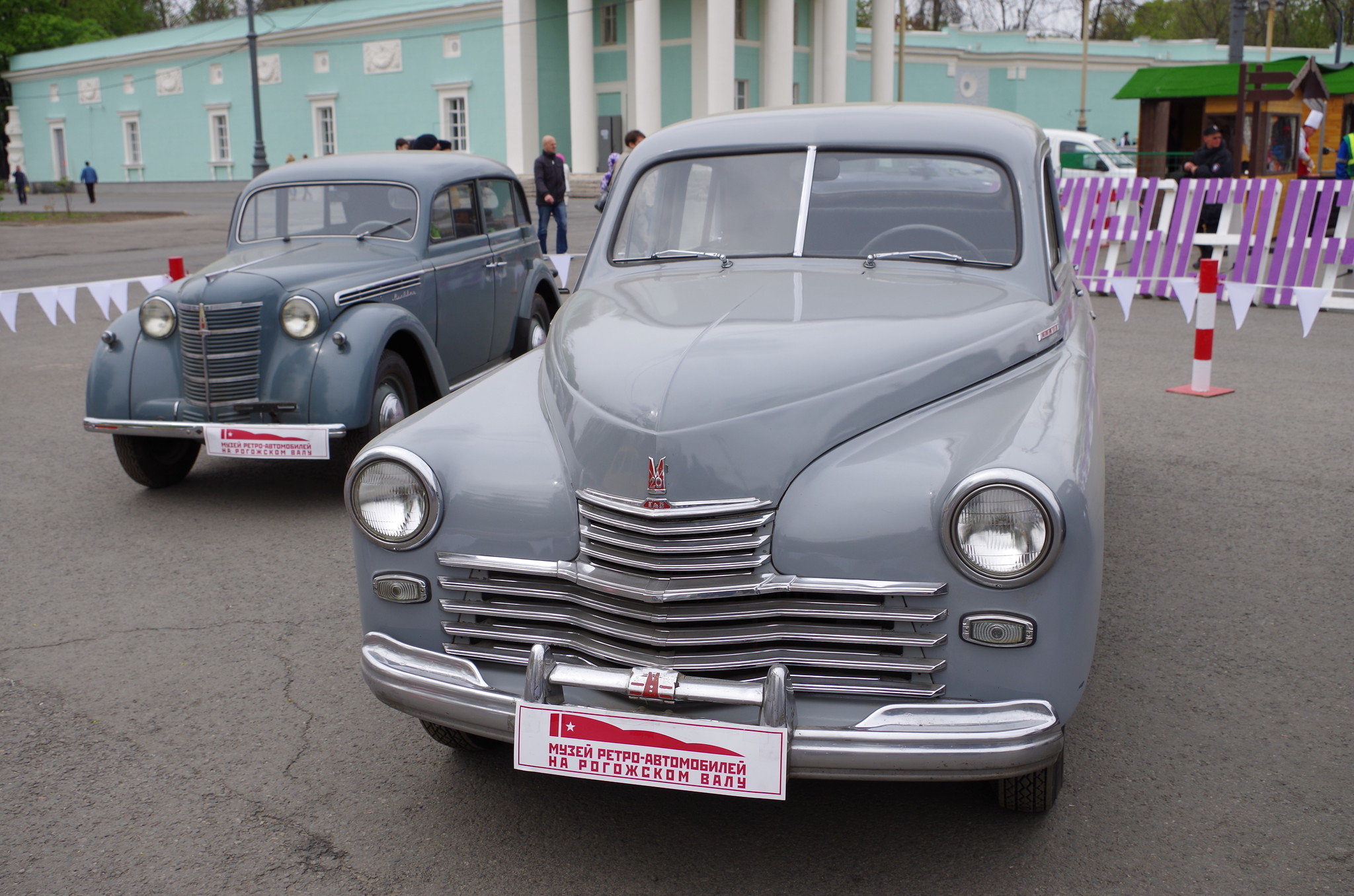 Автомобили ГАЗ-М-20 «Победа» и «Москвич-400»