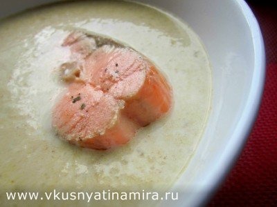 Холодный суп из лосося с луком-пореем