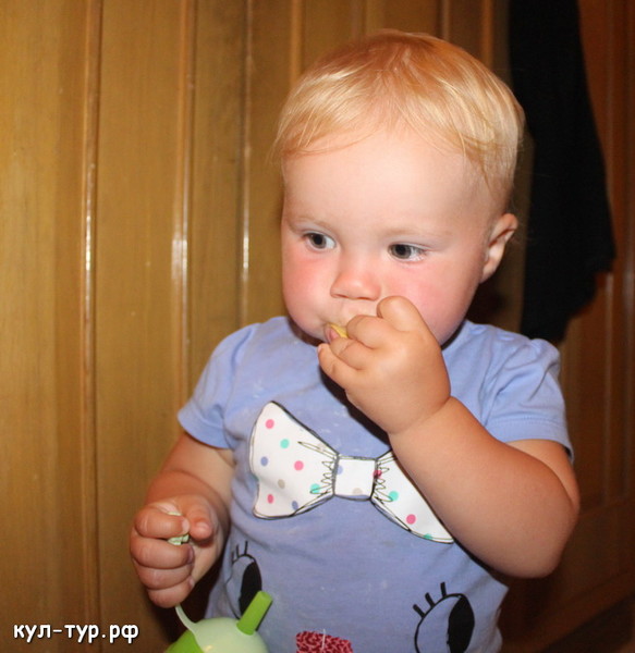ребёнок ест джекфрут