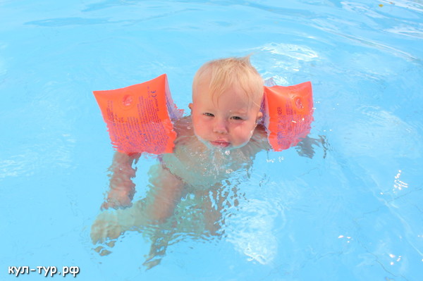 ребёнок плавает в бассейне
