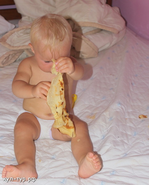 ребёнок ест блинчики