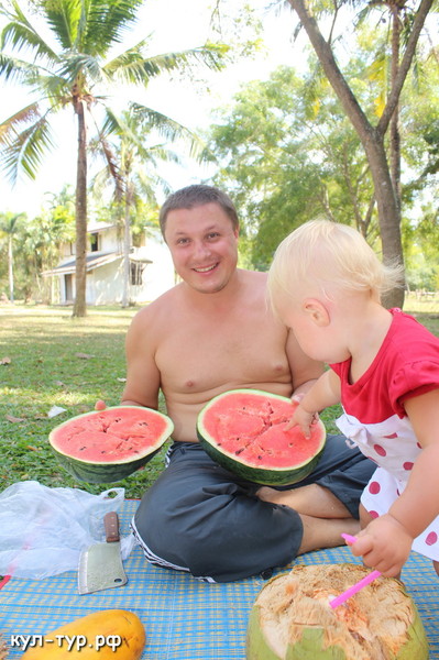 ребёнок ест тропические фрукты