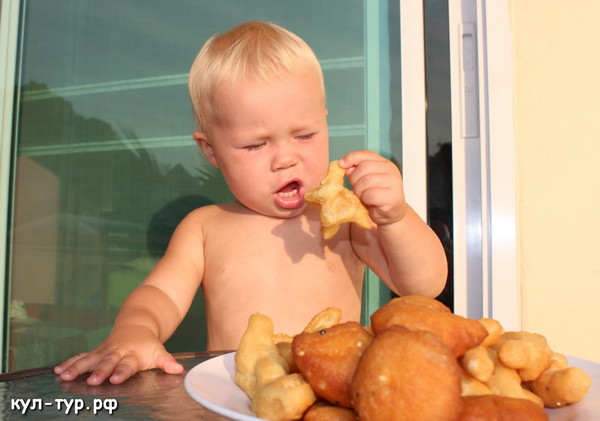 ребёнок ест пончики