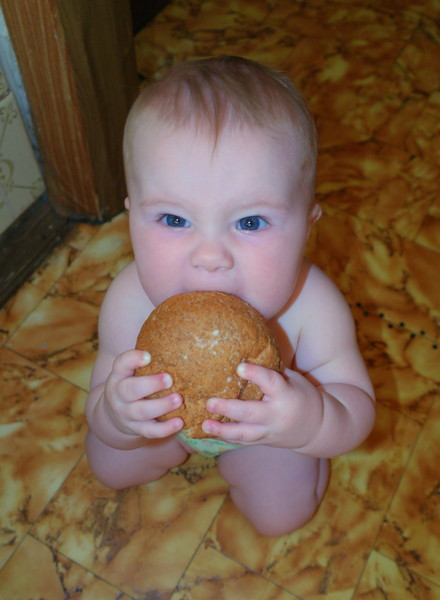 ребёнок ест булочку