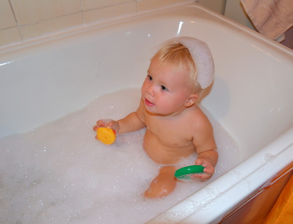 ребёнок купается в ванной