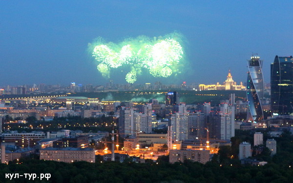 красивый салют в Москве