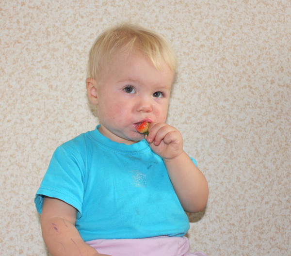 ребёнок ест кубнику