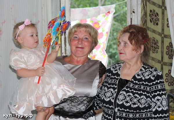 внучка, бабушка и прабабушка