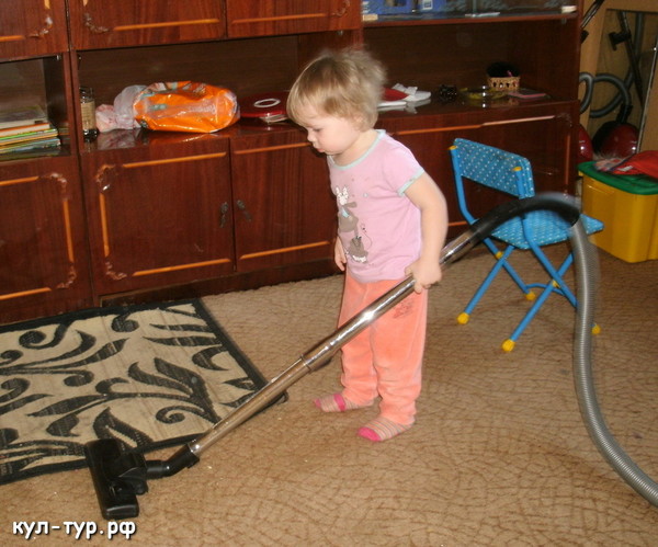 дочка помогает пылесосить