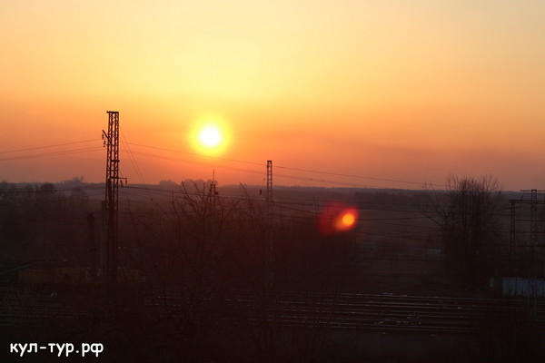 закат через поле в деревне