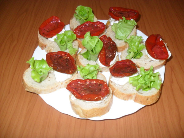 Бутерброды с вялеными помидорами на праздничный стол рецепты с фото