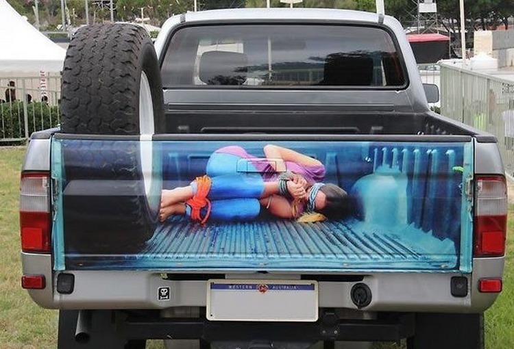 Забавное винтажное порно на голубом автомобиле-пикапе.