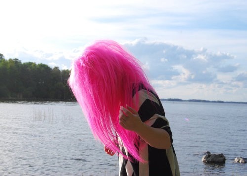 Девочка где то розовая. Девушка с розовыми волосами со спины. Девушка с розовыми волосами на море. Розовые волосы без лица.