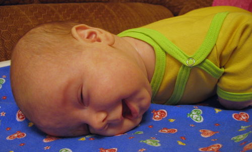 Как должен держать голову ребенок в 2 месяца лежа на животе фото
