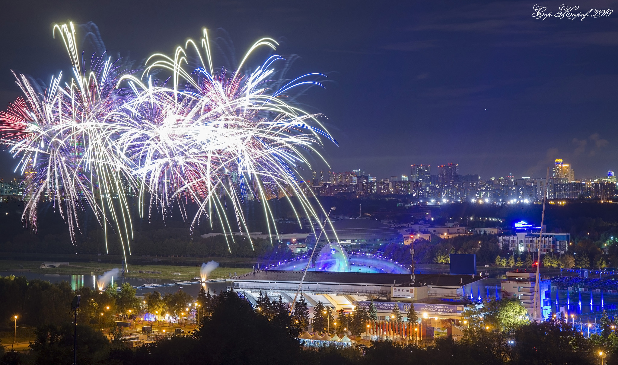 Свет 2019 года. Крылатские холмы салют. Крылатское салюты. Круг света открытие 2019. Крылатское новый год.