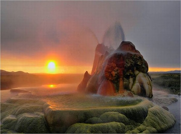 Гейзер Fly Geyser - очередное Чудо Света!!...